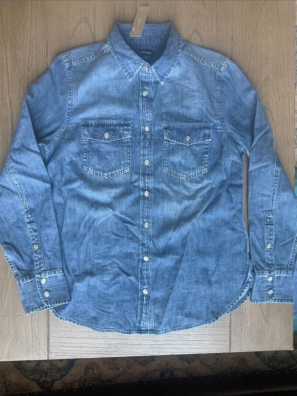 Nwt J.Crew Jean Women’s Light Blue Denim Button-Down Shirt
Size 6p